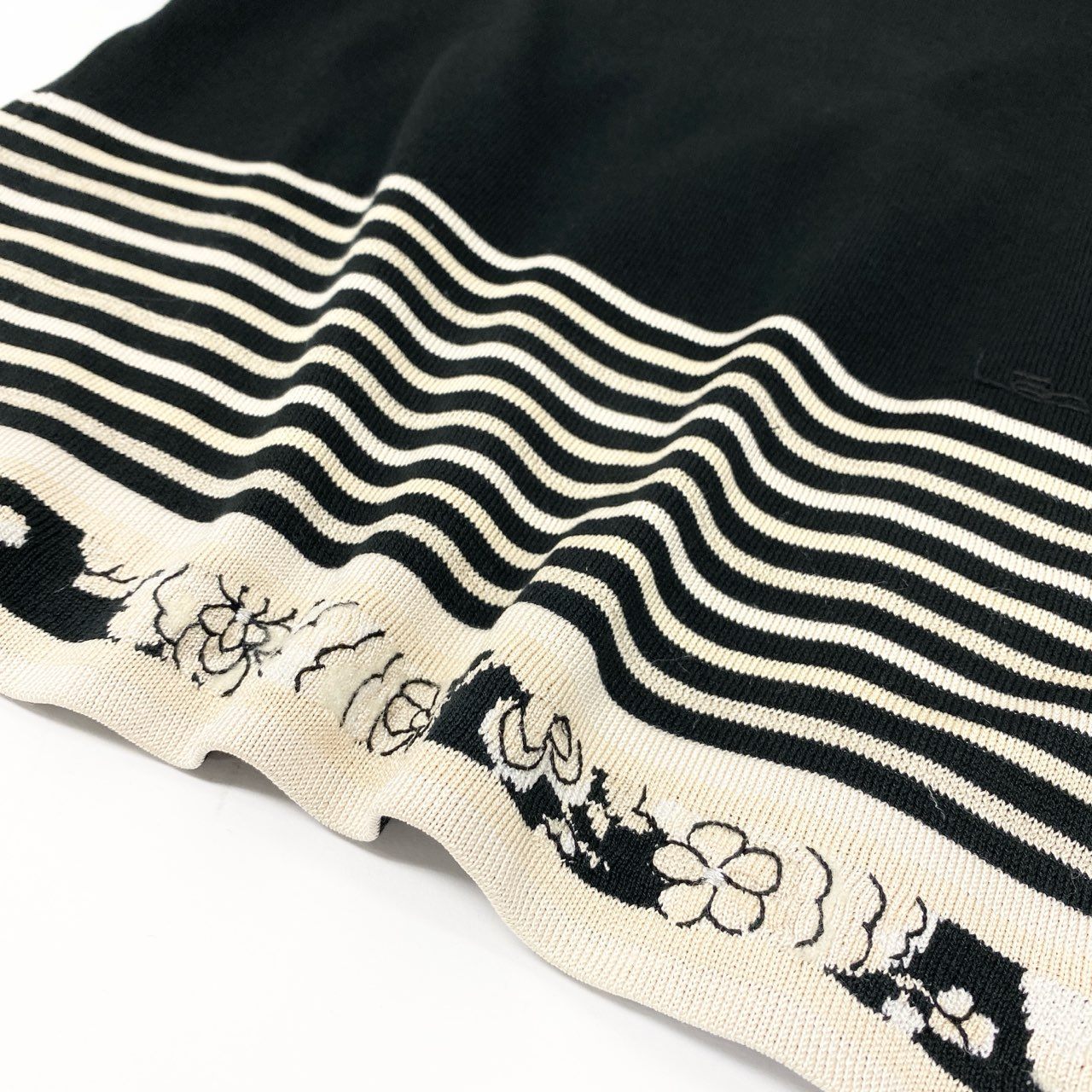 4k23《美品》 LEONARD FASHION レオナール アンサンブルニット ツインニット 半袖トップス カーディガン ボーダー柄 花柄刺繍 シルク混 Ｌ ブラック ホワイト系u02t