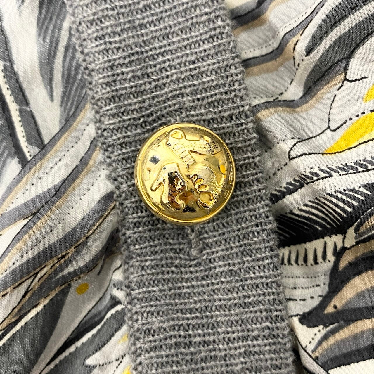 83e12 Salvatore Ferragamo サルヴァトーレフェラガモ ニットカーディガン シルク切替 ウールニット 金ボタン イタリア製 サイズM グレー レディース 女性服o07t