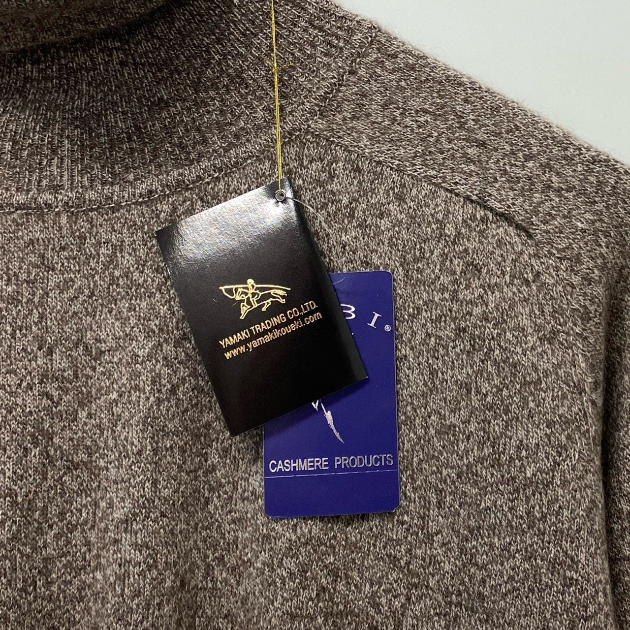 76a28 【新品保管品】GOBI ゴビ カシミヤハイネックニットセーター カシミア トップス モンゴル製 Lサイズ ブラウン カシミヤ100％ メンズ 男性用u02t