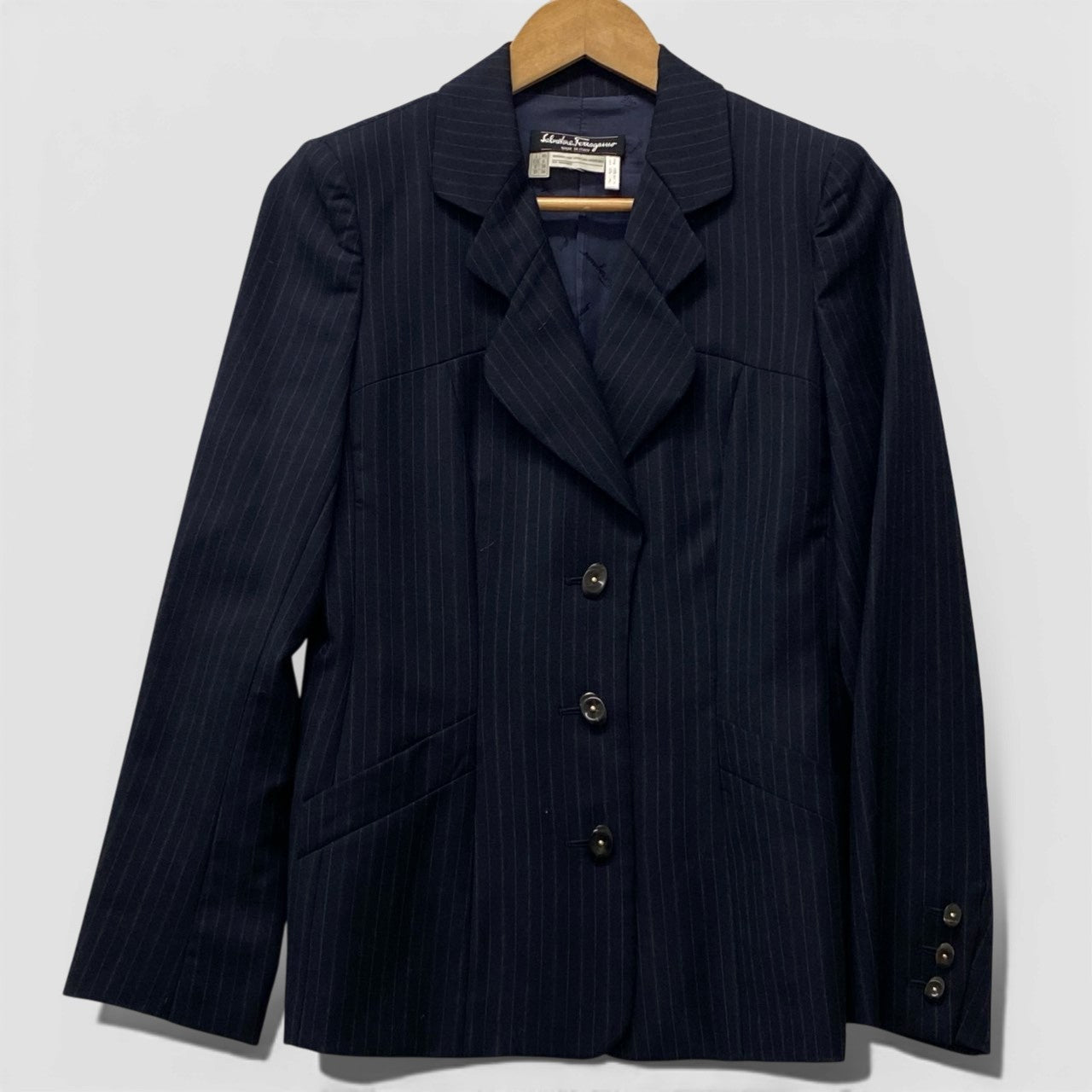 85b10 【美品】Salvatore Ferragamo サルヴァトーレフェラガモ スカートスーツセットアップ ジャケット スカート ストライプ 40サイズ ネイビー ウール100％ レディース 女性用u02t