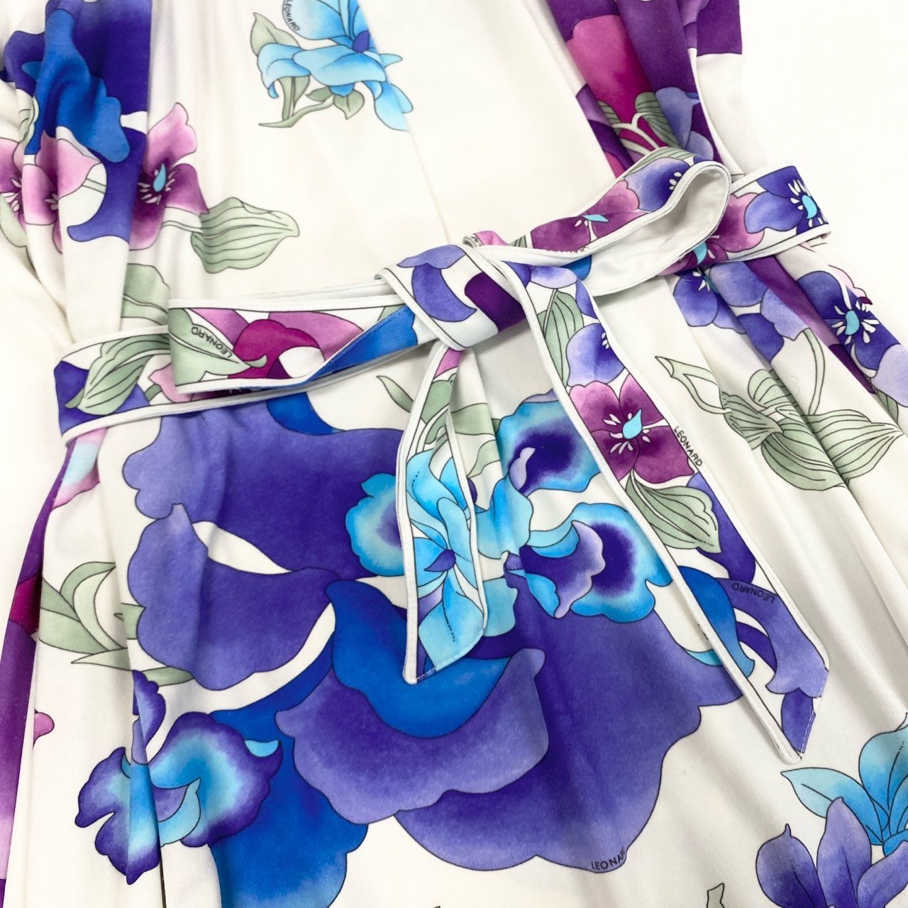 30b11 LEONARD レオナール キャミソールロングワンピース 美しい花柄プリント ウエストベルト 0430902 38サイズ ホワイト ナイロン100％ レディース 女性用u02t