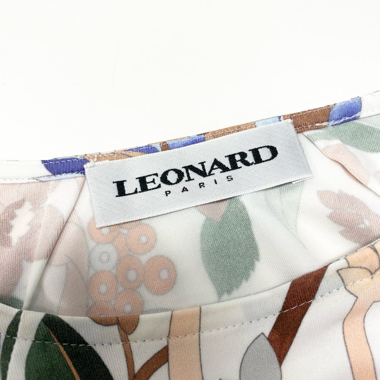 11b6 LEONARD レオナール 膝丈半袖ワンピース 美しい花柄プリント ストレッチ素材 0470902 42サイズ ホワイト ナイロン100％ レディース 女性用u02t