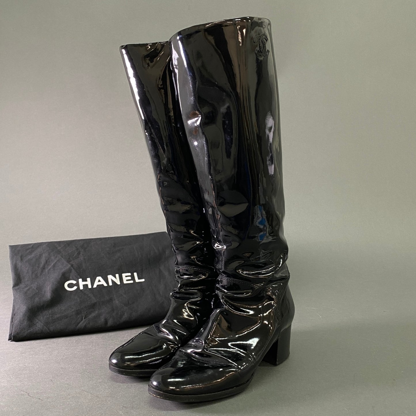 2l25 CHANEL シャネル ココマーク エナメルロングブーツ 37 1/2 ブラック パテントレザー イタリア製 シューズ 保存袋付き