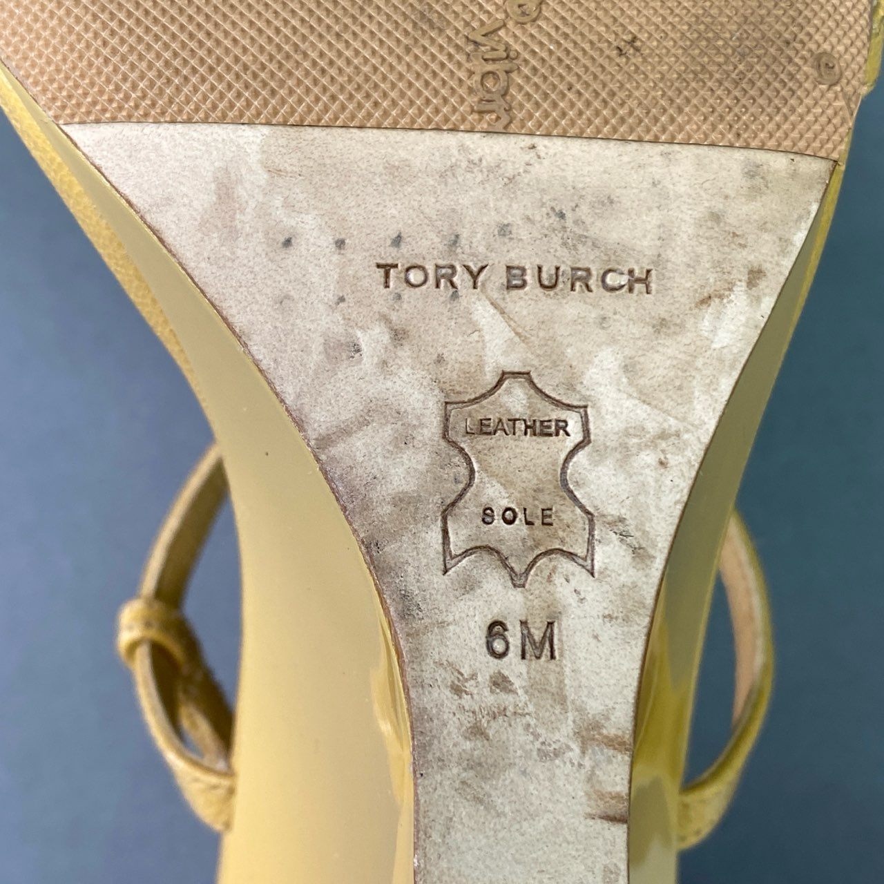 2a6 《美品》 TORY BURCH トリーバーチ ウェッジソール 金ロゴプレート サンダル 6M イエロー レザー シューズ 靴 パンプス