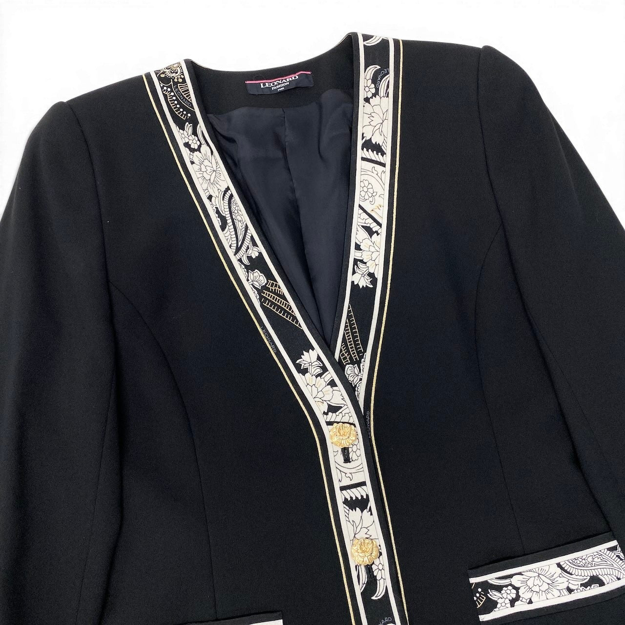 37e28 LEONARD FASHION レオナール セットアップ スカートスーツ ノーカラージャケット 金ボタン 花柄プリント 11AR ブラック レディース 女性服o07t