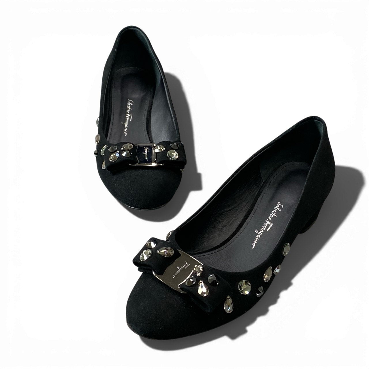 3a5【美品】Salvatore Ferragamo サルヴァトーレフェラガモ VARASW ビジュー付き ヴァラ レザーパンプス サイズ5D ブラック スウェード レディース 女性用 靴k02i