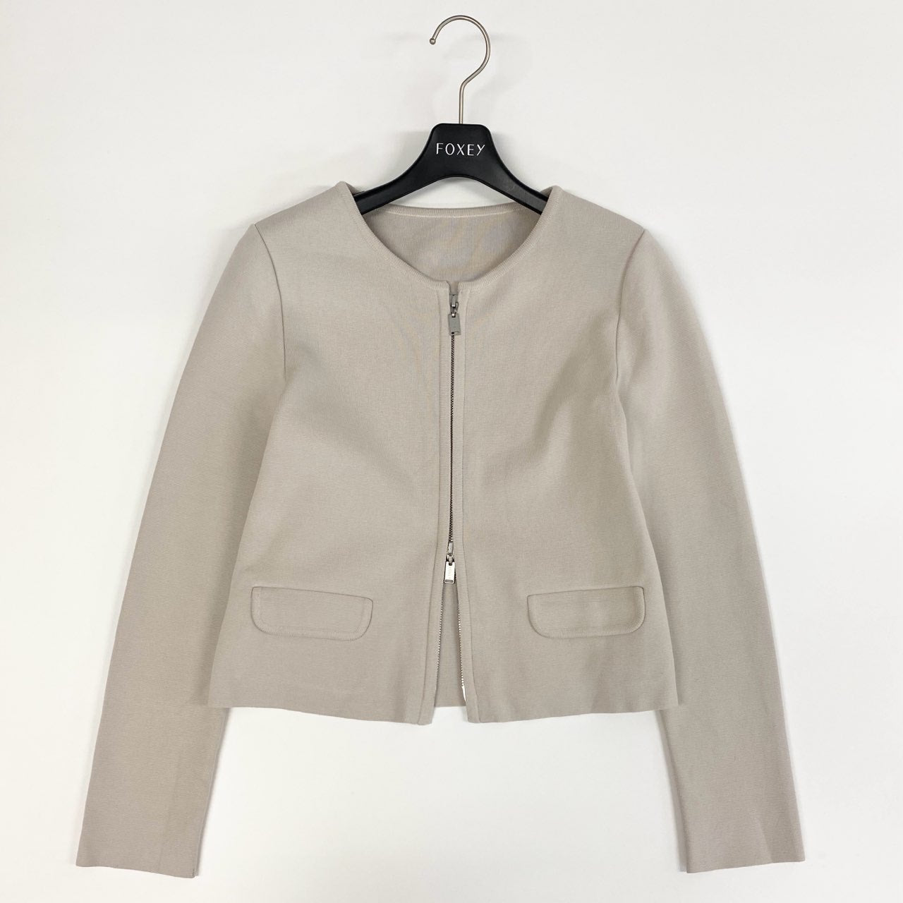 9j6 FOXEY BOUTIQUE フォクシーブティック ジップアップ ノーカラー ニットジャケット URBAN STANDARD カーディガン 日本製 42844 38 サンドベージュ レディースo07t