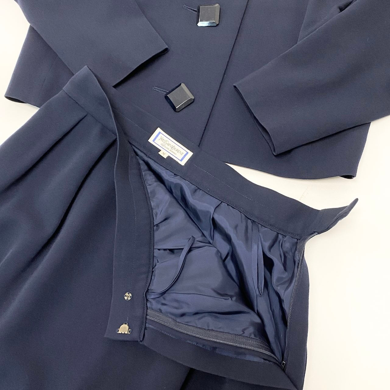 43e11 YVES SAINTLAURENT イヴサンローラン セットアップスカート フォーマル ノーカラージャケット タックスカート サイズM ネイビー ウール100％ レディース 女性服o07t