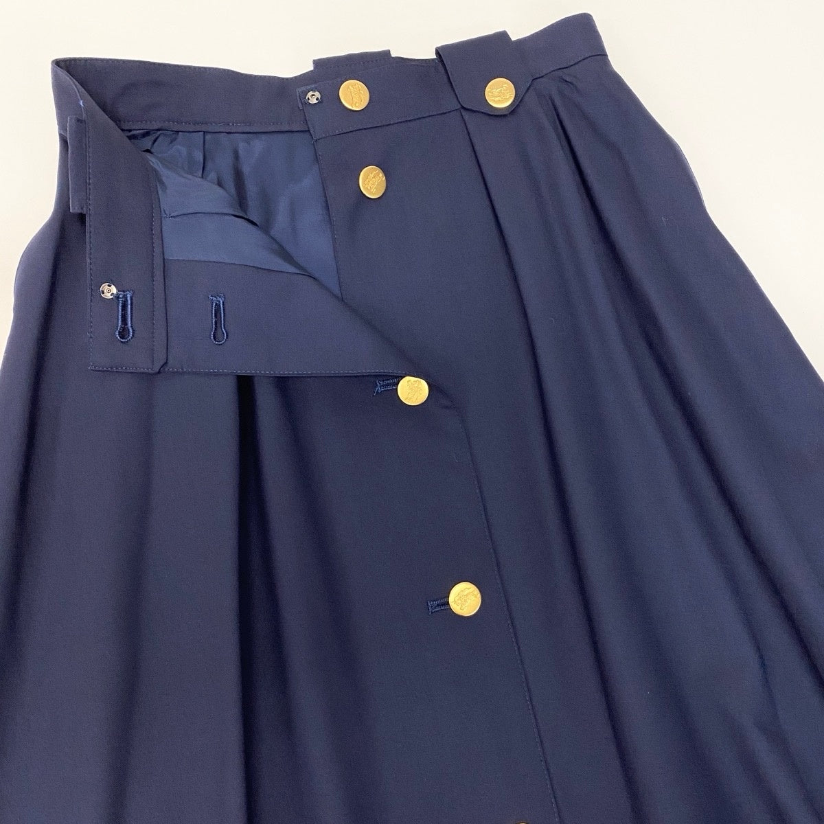 76g14 BURBERRY バーバリー フロントボタン タックスカート ミディ丈 金ボタン サイズ9AR ネイビー ウール100％ レディースu02t