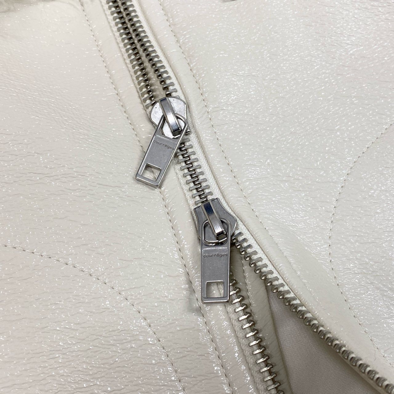 Ia15 【未使用品】courreges クレージュ カラクルラムファー ショートレザージャケット 短丈レザージャケット ロゴワッペン付き サイズ34 オフホワイト レディース 薄手アウターk02i