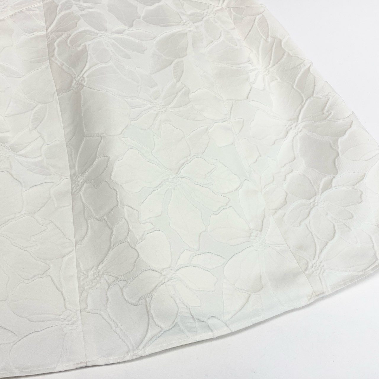 40k26 《美品》 TOCCA トッカ ノースリーブワンピース Aラインワンピース 花柄 立体 ストレッチ レディース 女性用 0 ホワイトo07t