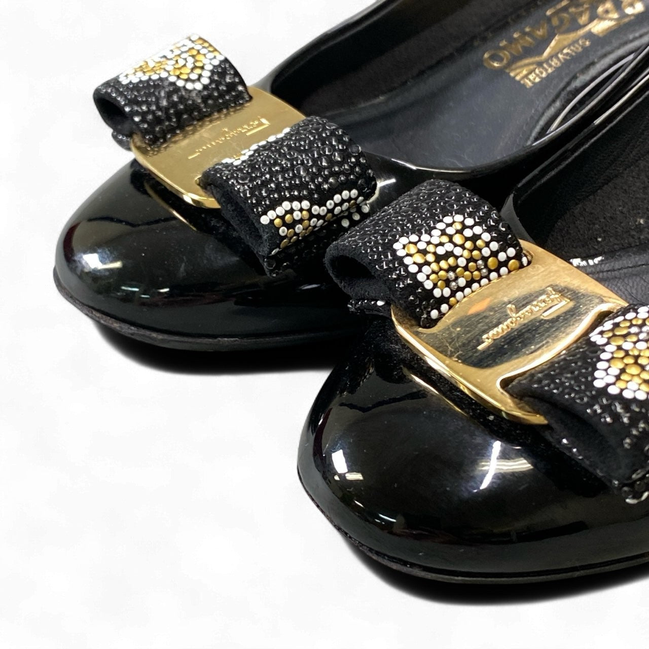 1k18 Salvatore Ferragamo サルヴァトーレフェラガモ ヒールパンプス ローヒール チャンキーヒール ヴァラリボン エナメルレザー ラインストーン装飾 5 1/2 ブラックo07t