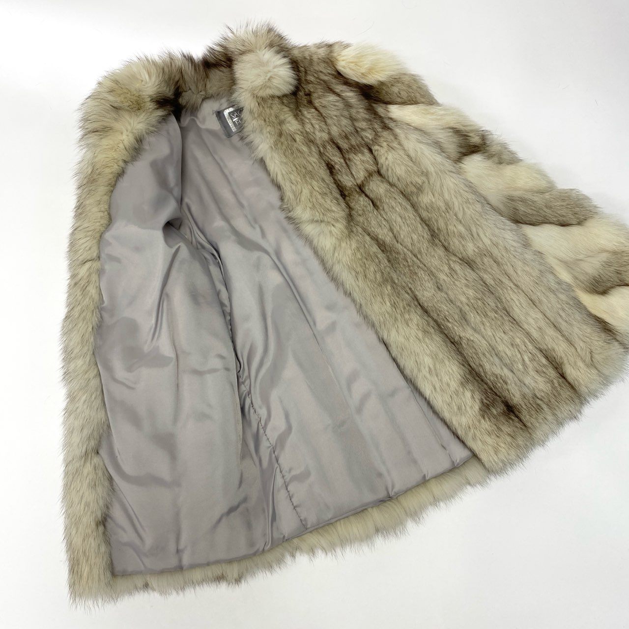 78a14 SAGA FOX サガフォックス 銀サガ 斜め段 極厚 ブルーフォックス コート サイズ10 ホワイト 最高級本毛皮 Fox Fur Coatt18r