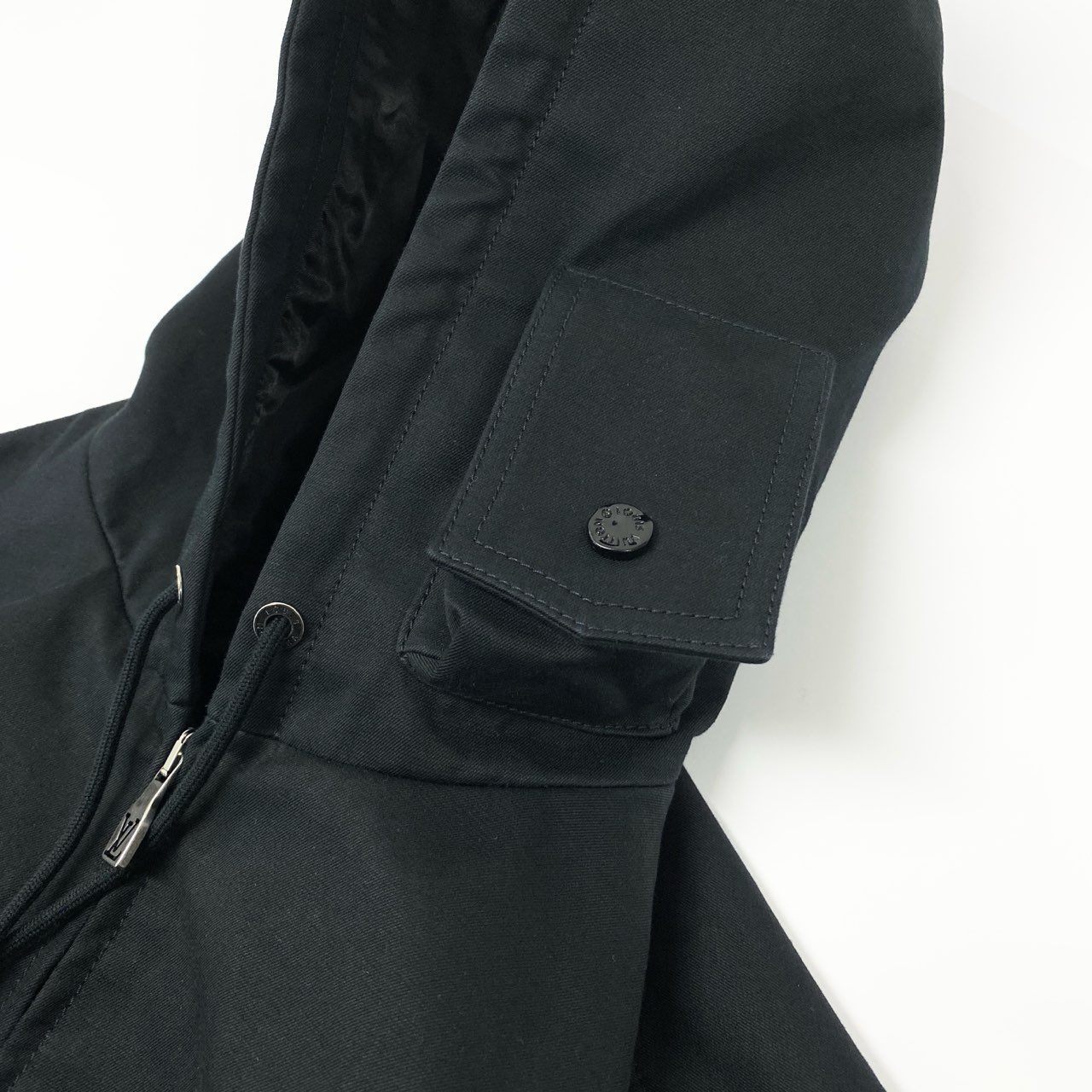 53Ⅼ2 LOUIS VUITTON ルイヴィトン 24SS ダミエ エンボスレザー ミックスレザーフードブルゾン スタジャン サイズ52 ブラック メンズ 男性用 アウター レザージャケットk02i