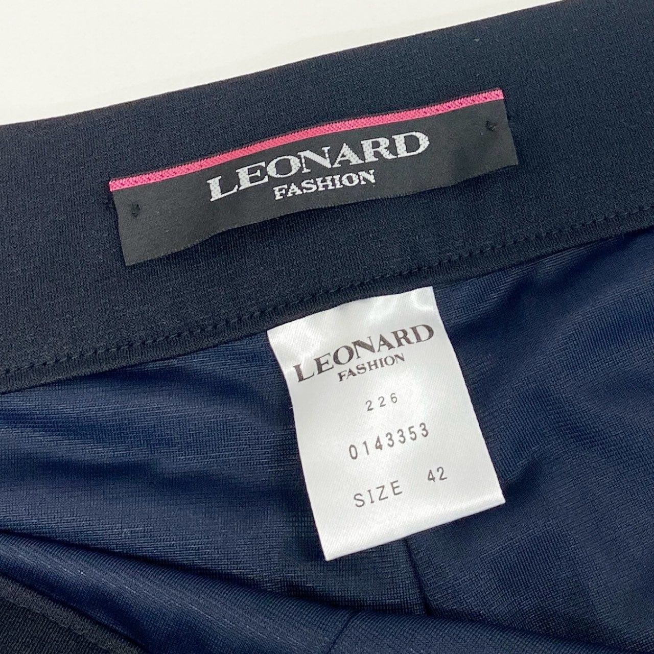 56H1 LEONARD レオナール ボトム サイドジップ ストレートパンツ ストレッチ カンカン素材 レディース 女性用 0143353 42 ブラックu02t