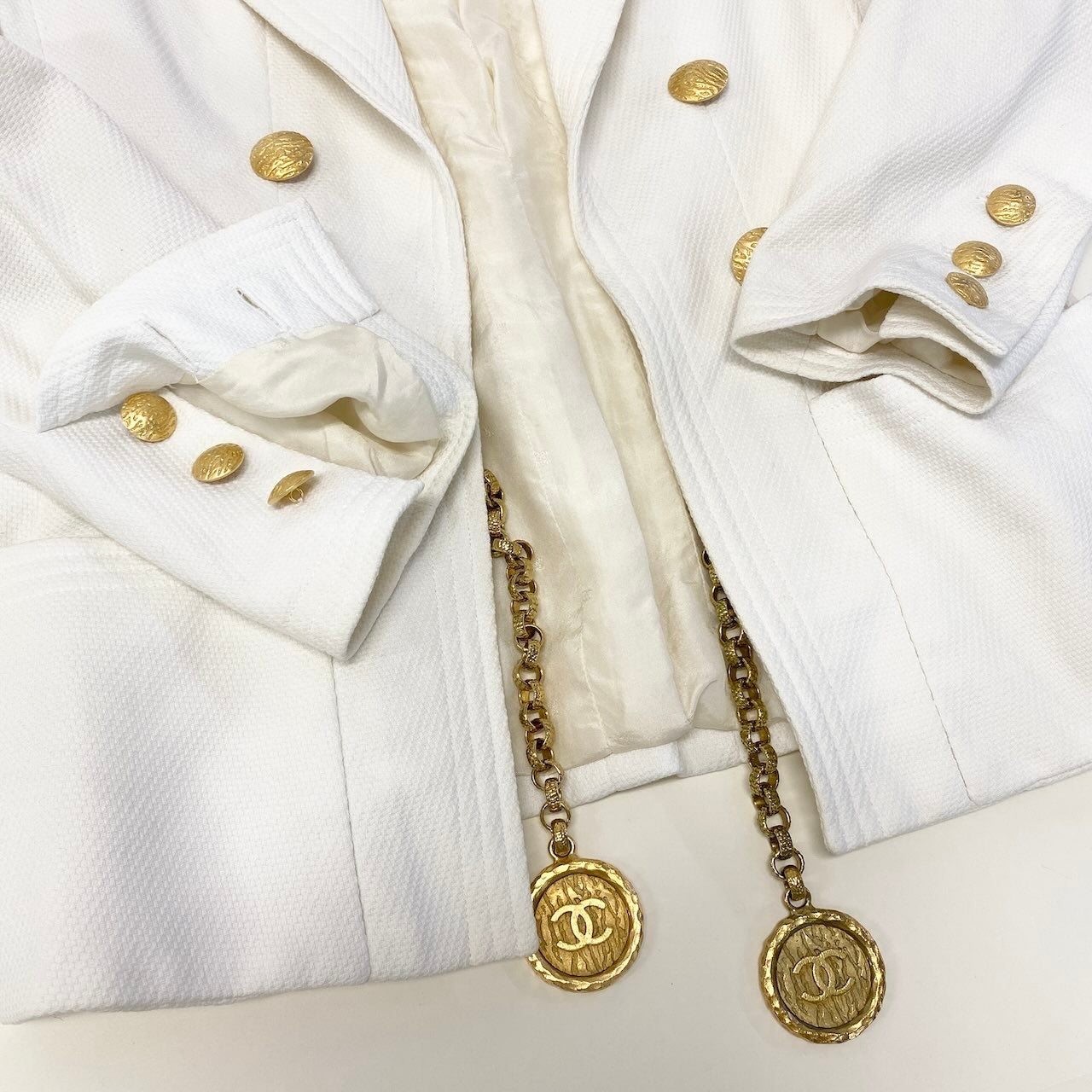 Ce27 CHANEL BOUTIQUE シャネル テーラードジャケット ココマークチェーン 金ボタン サイズ36 ホワイト レディース 女性服ta1