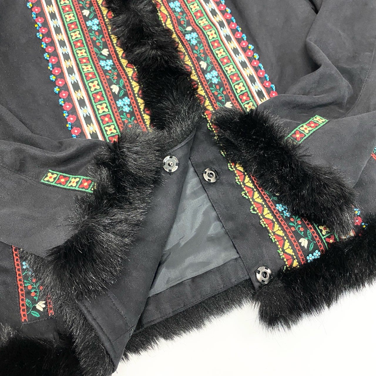 21k14 OLLEBOREBLA オレボレブラ アルベロベロ ノーカラージャケット ファー 花柄刺繍 ビーズ装飾 レディース 女性用 ブラックu02t