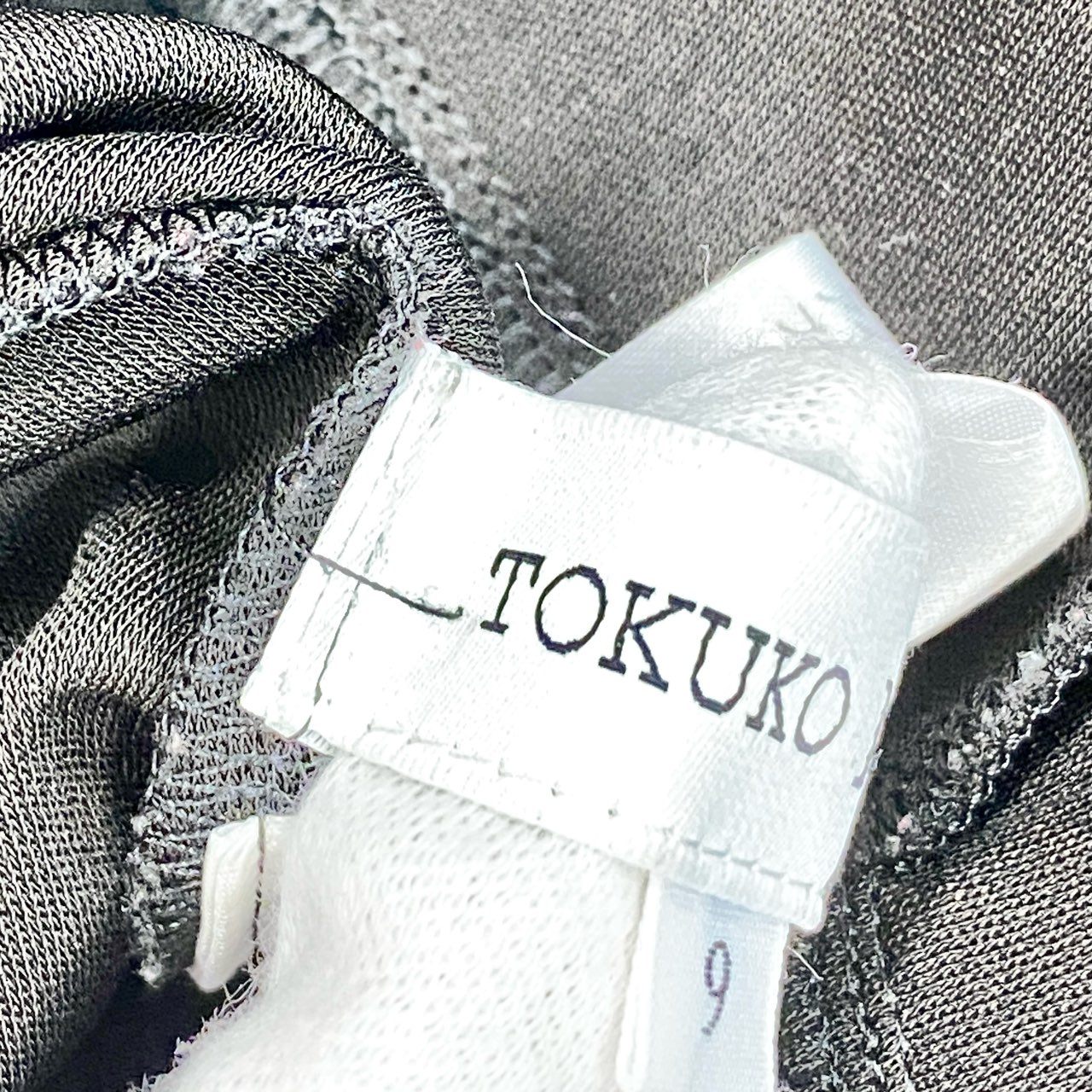 87c6 TOKUKO 1er VOL トクコプルミエヴォル ノースリーブワンピース 膝丈 裾プリーツ レディース 女性服 日本製 サイズ9 ブラックu02t