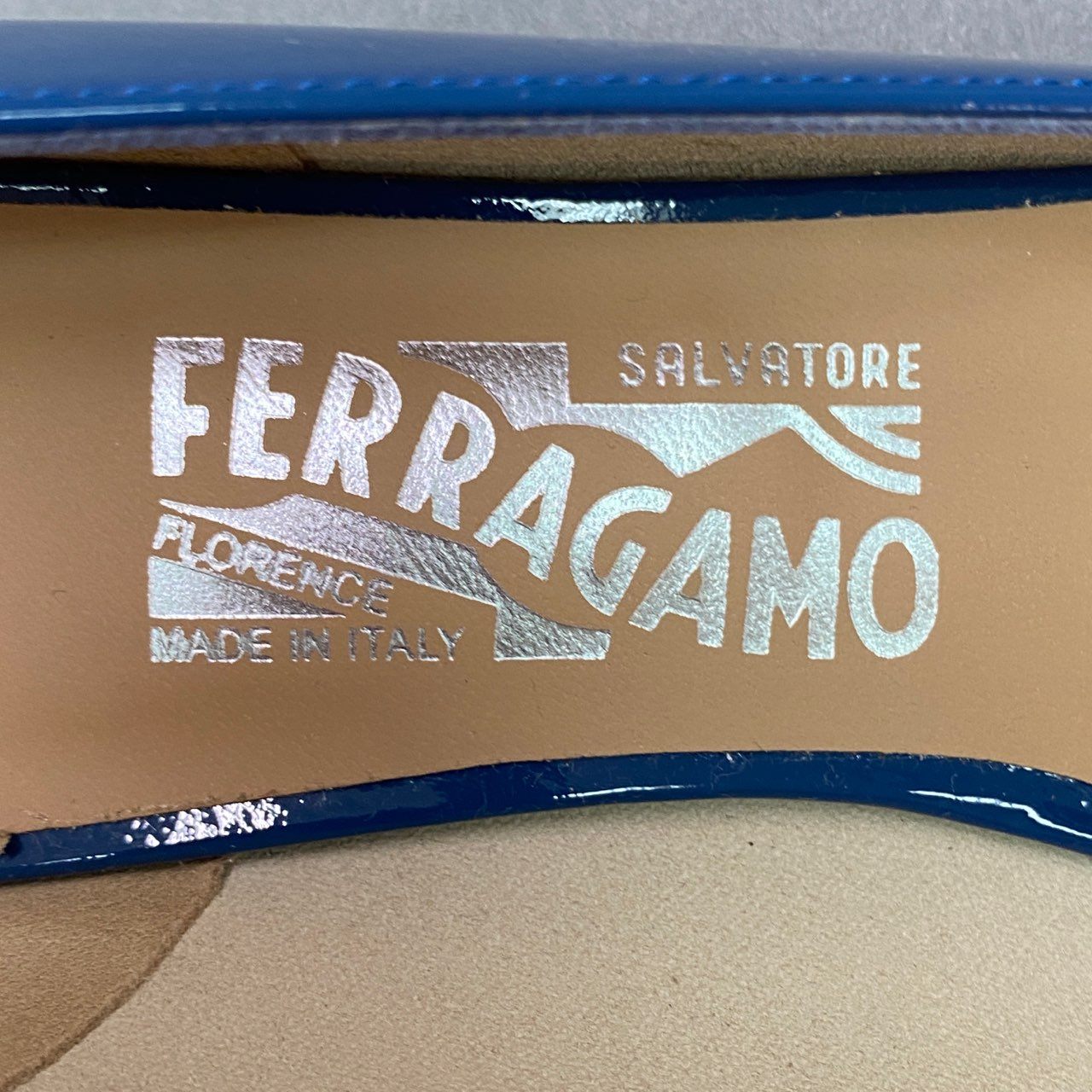 6a9 《美品》 Salvatore Ferragamo サルヴァトーレ フェラガモ VARA 1 ヴァラリボン エナメルパンプス ブルー パテントレザー イタリア製 シューズ 箱付き