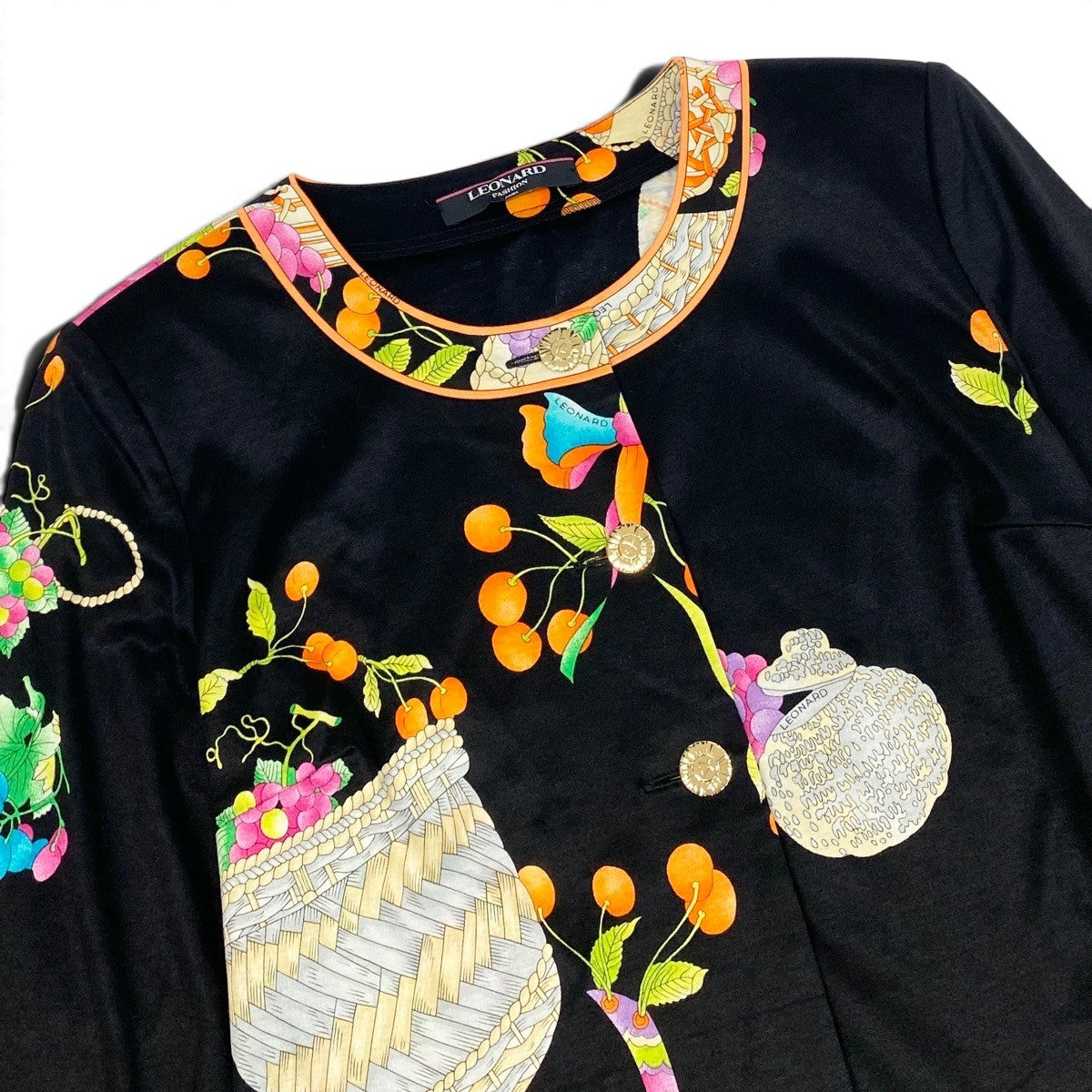 73f9【美品】 LEONARD FASHION レオナール ノーカラージャケット 七分袖カーディガン 金ボタン 美しい花柄プリント サイズL ブラック コットン100％ レディース 女性服u02t