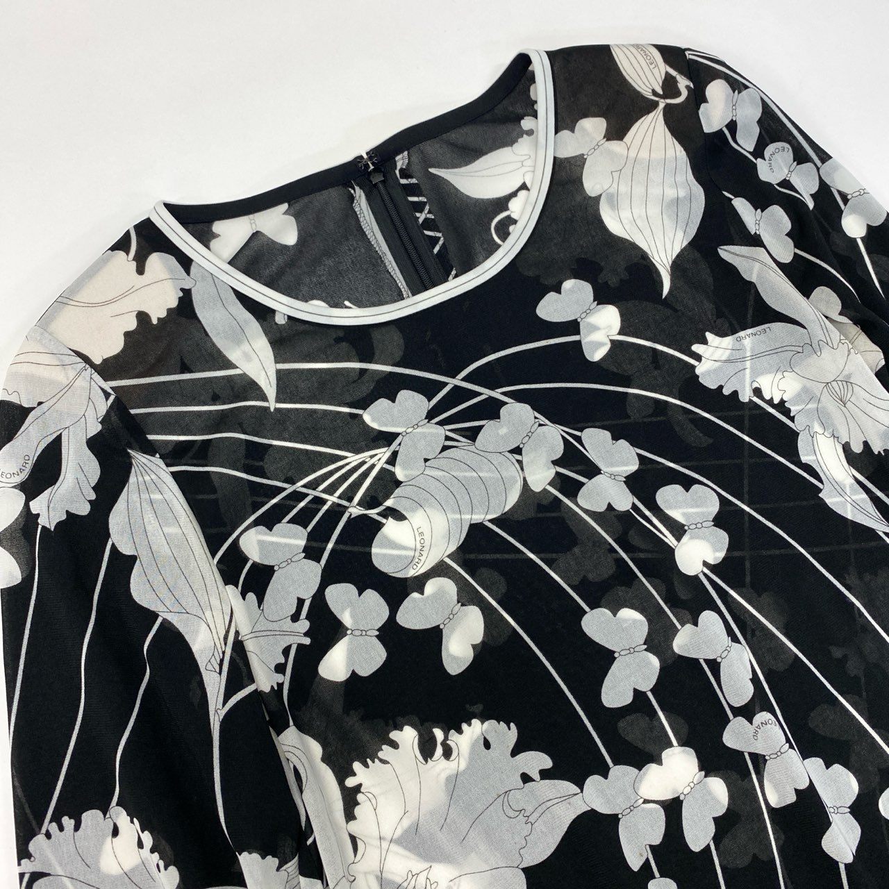 38k16【美品】LEONARD レオナール 長袖カットソー カンカン素材 クルーネック 蝶々 花柄 0199523 LLサイズ ブラック ホワイト レディースu02t