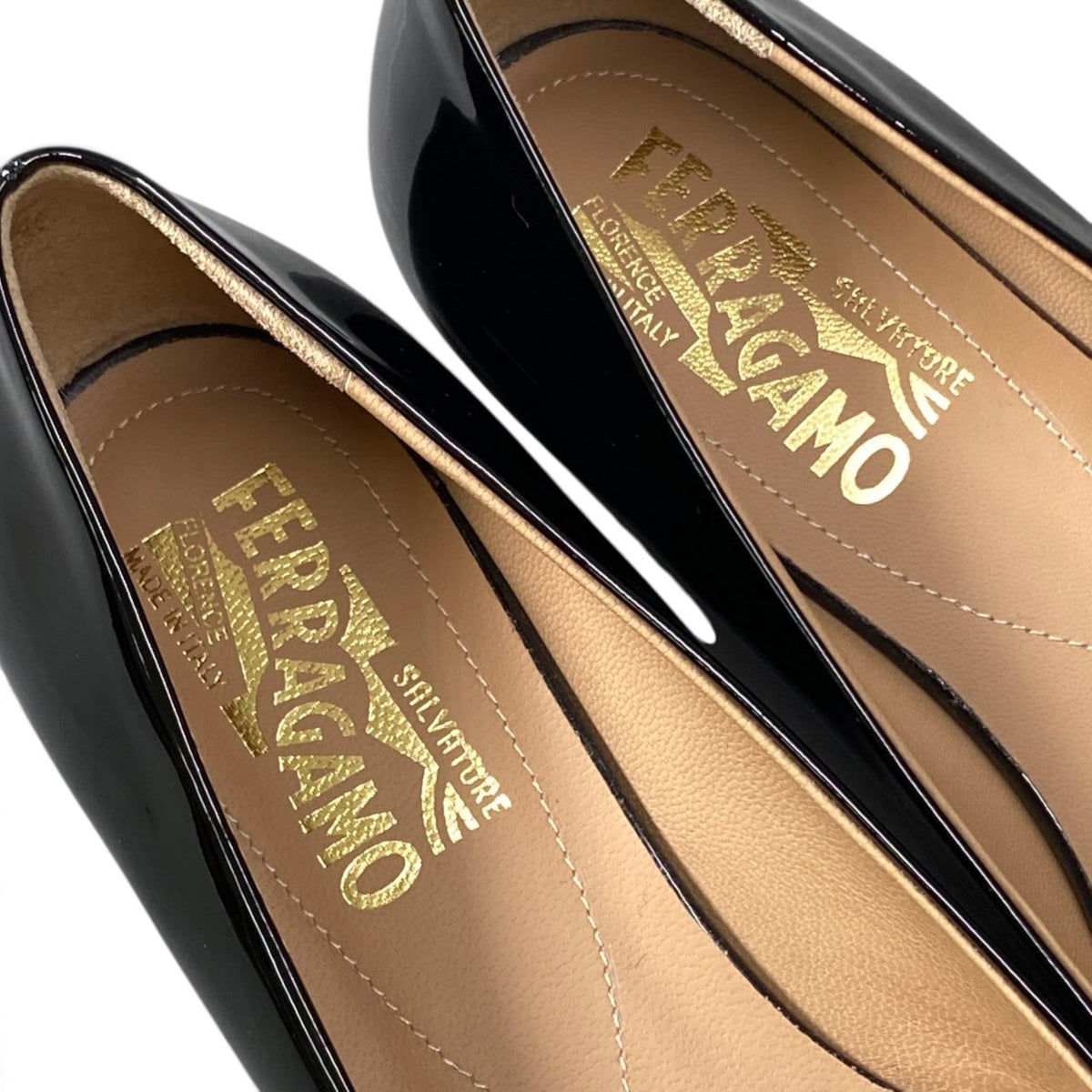 1i7 《極美品》 Salvatore Ferragamo サルヴァトーレフェラガモ ヴァラリボン パンプス フラットシューズ 6.5 ブラック パテントレザー レディースu02t