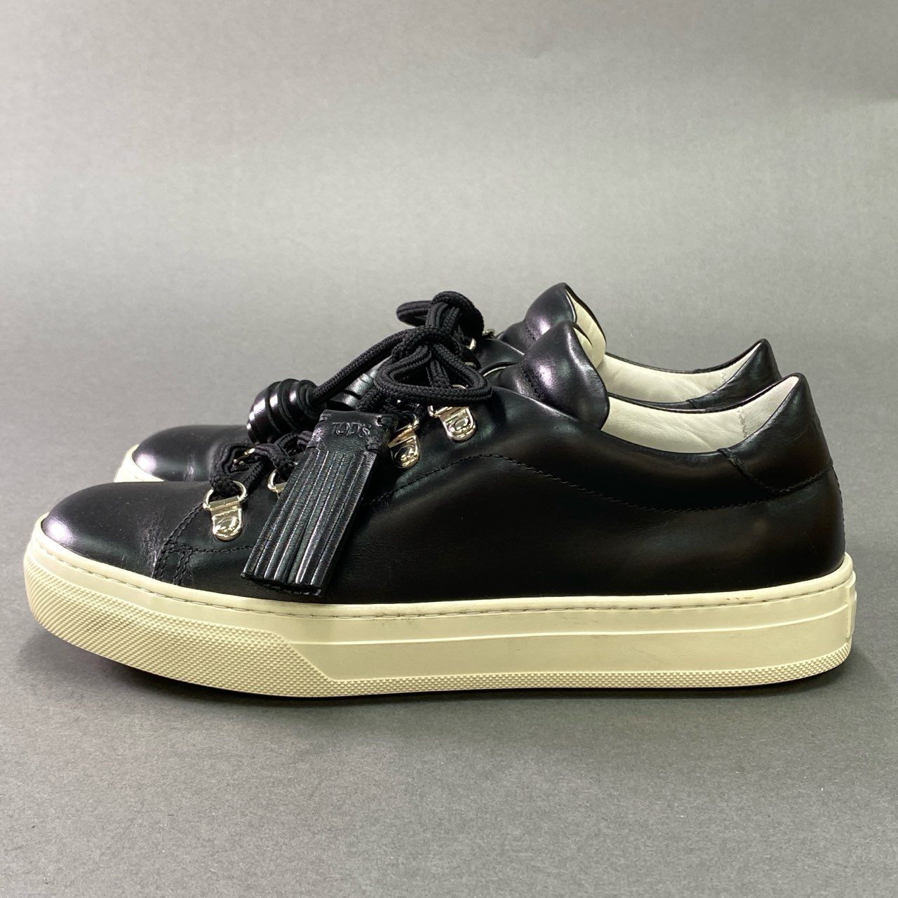 6k9 《美品》 TOD'S トッズ タッセルチャーム ローカットスニーカー 36 ブラック レザー シューズ イタリア製