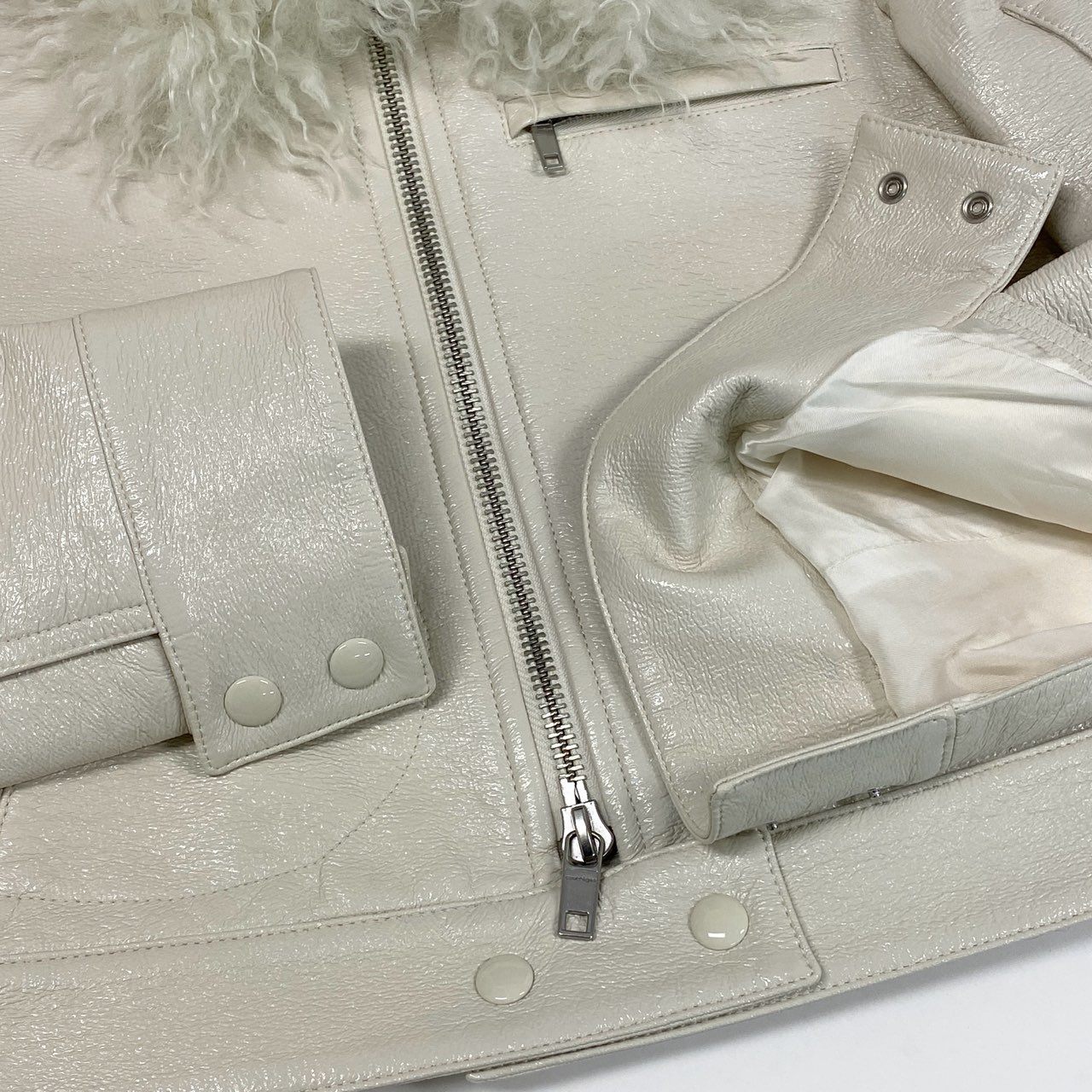 Ia15 【未使用品】courreges クレージュ カラクルラムファー ショートレザージャケット 短丈レザージャケット ロゴワッペン付き サイズ34 オフホワイト レディース 薄手アウターk02i