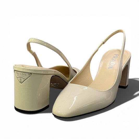 b26【極美品】PRADA プラダ スリングバック パンプス 三角プレート ロゴプレート サイズ1/2 アイボリー パテントレザー レディース 靴 シューズta1