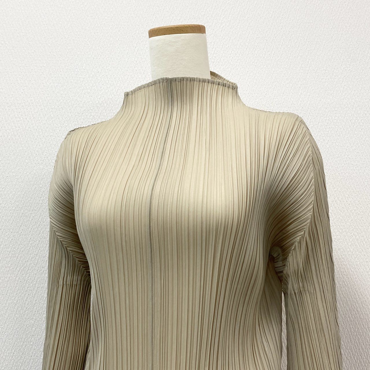 75i8 PLEATS PLEASE ISSEY MIYAKE プリーツプリーズ イッセイミヤケ 日本製 ハイネック プリーツカットソー 長袖 トップス プルオーバー PP33-JK182 3 ライトベージュ レディースo07t