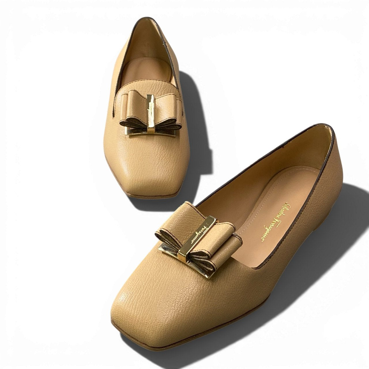 3b2【極美品】 Salvatore Ferragamo サルヴァトーレフェラガモ ヴァラリボン フラットシューズ スクエアトゥ レザー レディース 女性靴 6 1/2 ベージュ leatheru02t