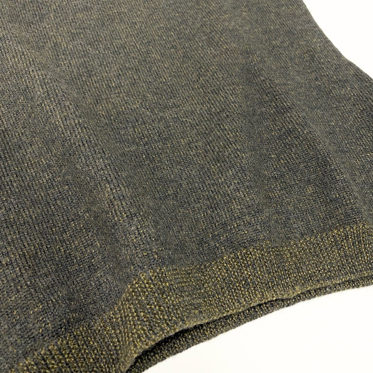 48a19 Vintage FENDI ヴィンテージ フェンディ ロゴ刺繍 ニットベスト Vネック ワンポイントロゴ サイズ42 カーキ系 ウール100％ レディースk02i