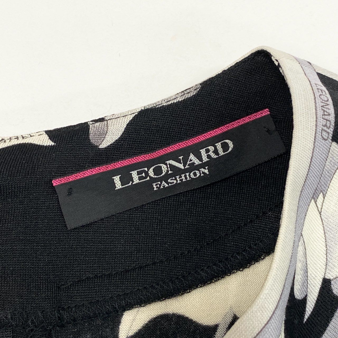 78i11 LEONARD レオナール 美しい花柄プリント ハイゲージニット セーター トップス サイズ42 ブラック ホワイト ウールシルク レディースu02t