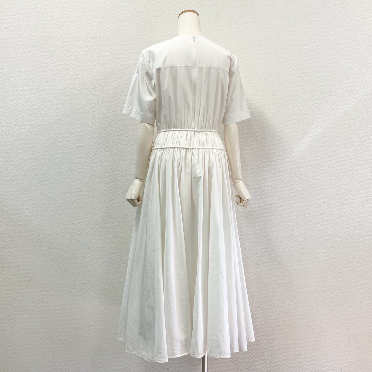 60j27《美品》ebure エブール コットンタイプライターウエストギャザーワンピース 半袖ワンピース フレア ロング丈 3310300303 36サイズ ホワイト レディースu02t