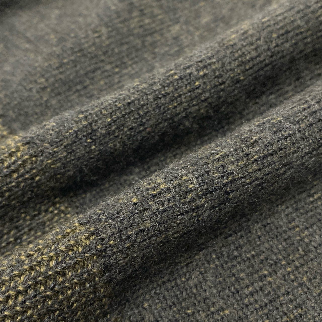 48a19 Vintage FENDI ヴィンテージ フェンディ ロゴ刺繍 ニットベスト Vネック ワンポイントロゴ サイズ42 カーキ系 ウール100％ レディースk02i