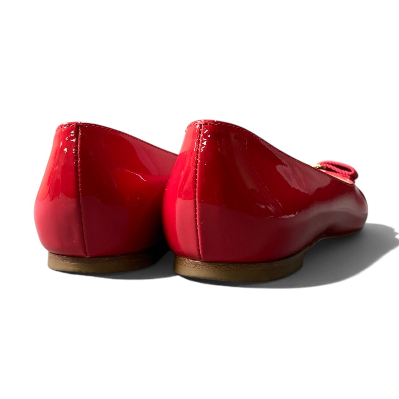 1i7 Salvatore Ferragamo サルヴァトーレフェラガモ ヴァラリボン パンプス フラットシューズ 8.5 レッド パテントレザーu02t