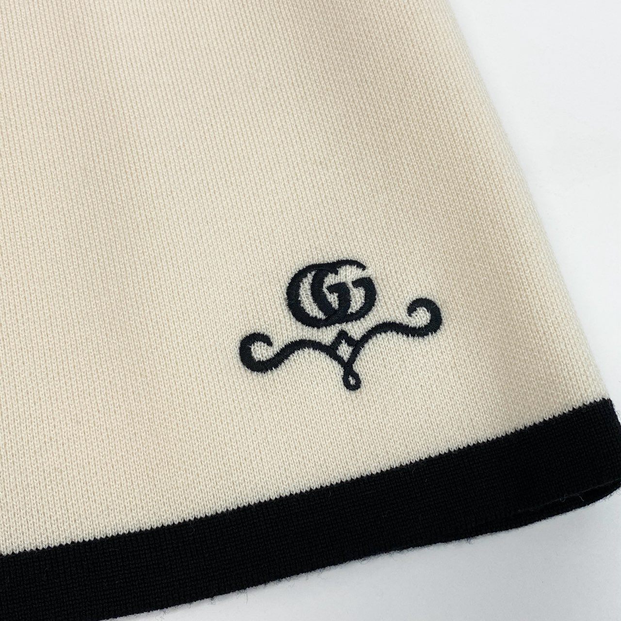 Ia14【美品】 GUCCI グッチ 23AW 半袖ニットセーター ハイゲージ ウールニット バイカラー GGロゴ刺繡 681309 XKB7S サイズS オフホワイト ブラック ウール100％o07t