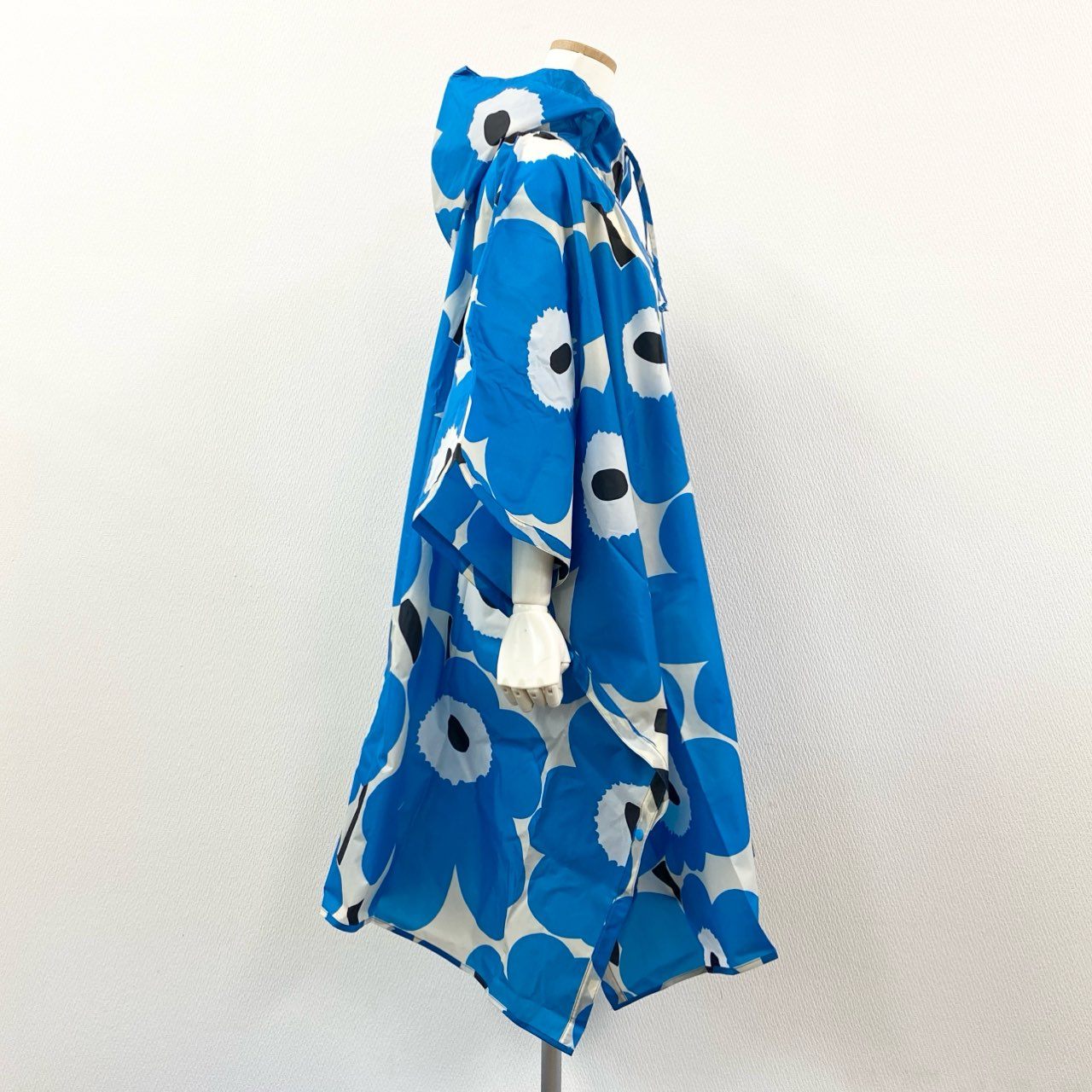 56d13 【未使用タグ付】 marimekko マリメッコ Unikko Rain Poncho レインコート ポンチョ ウニッコ柄 花柄プリント ONE SIZE ブルー ホワイト レディース 女性用u02t