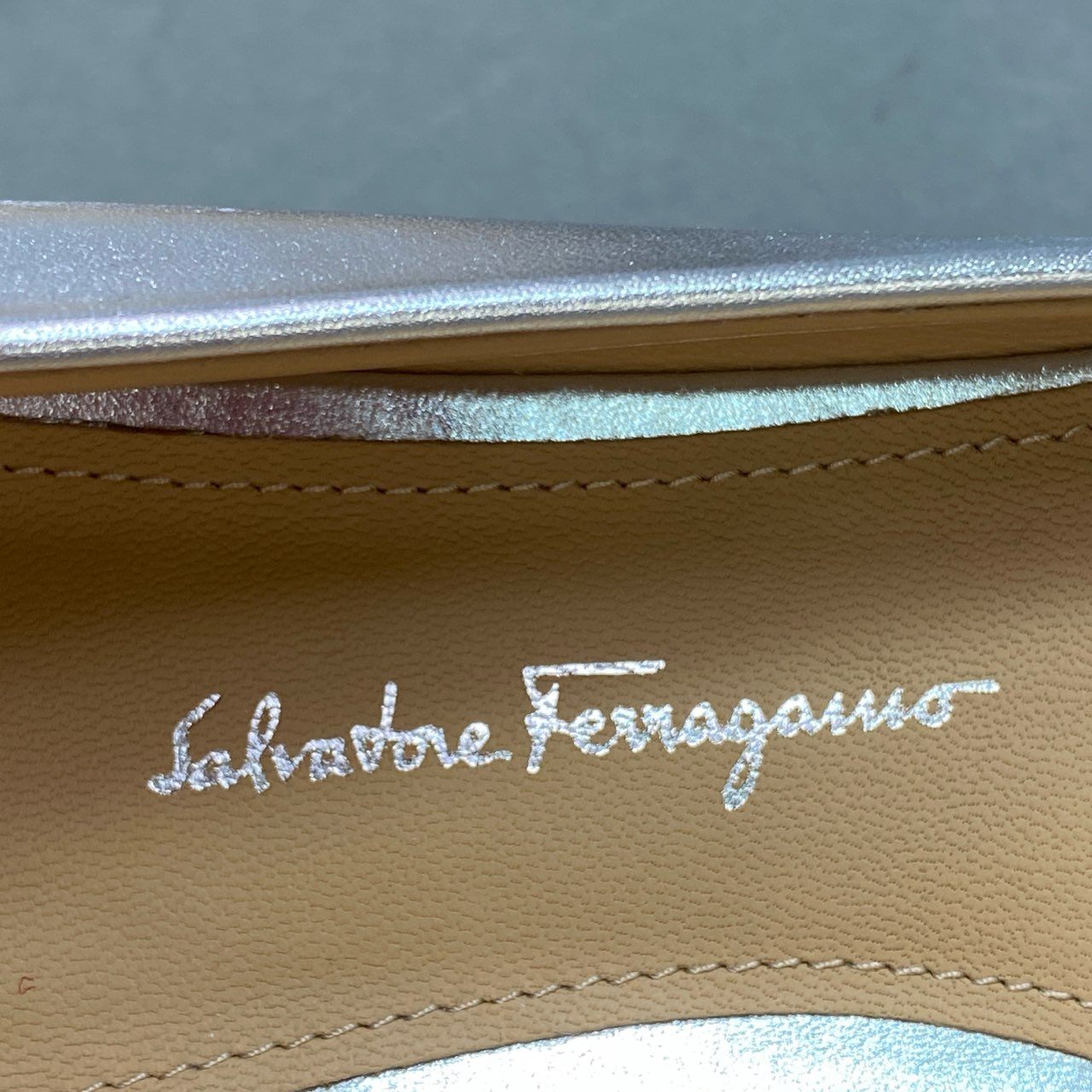 2b7 Salvatore Ferragamo サルヴァトーレ フェラガモ ZERI 10 VARA ヴァラリボン フラットパンプス 7D メタリックシルバー レザー シューズ イタリア製 箱付き