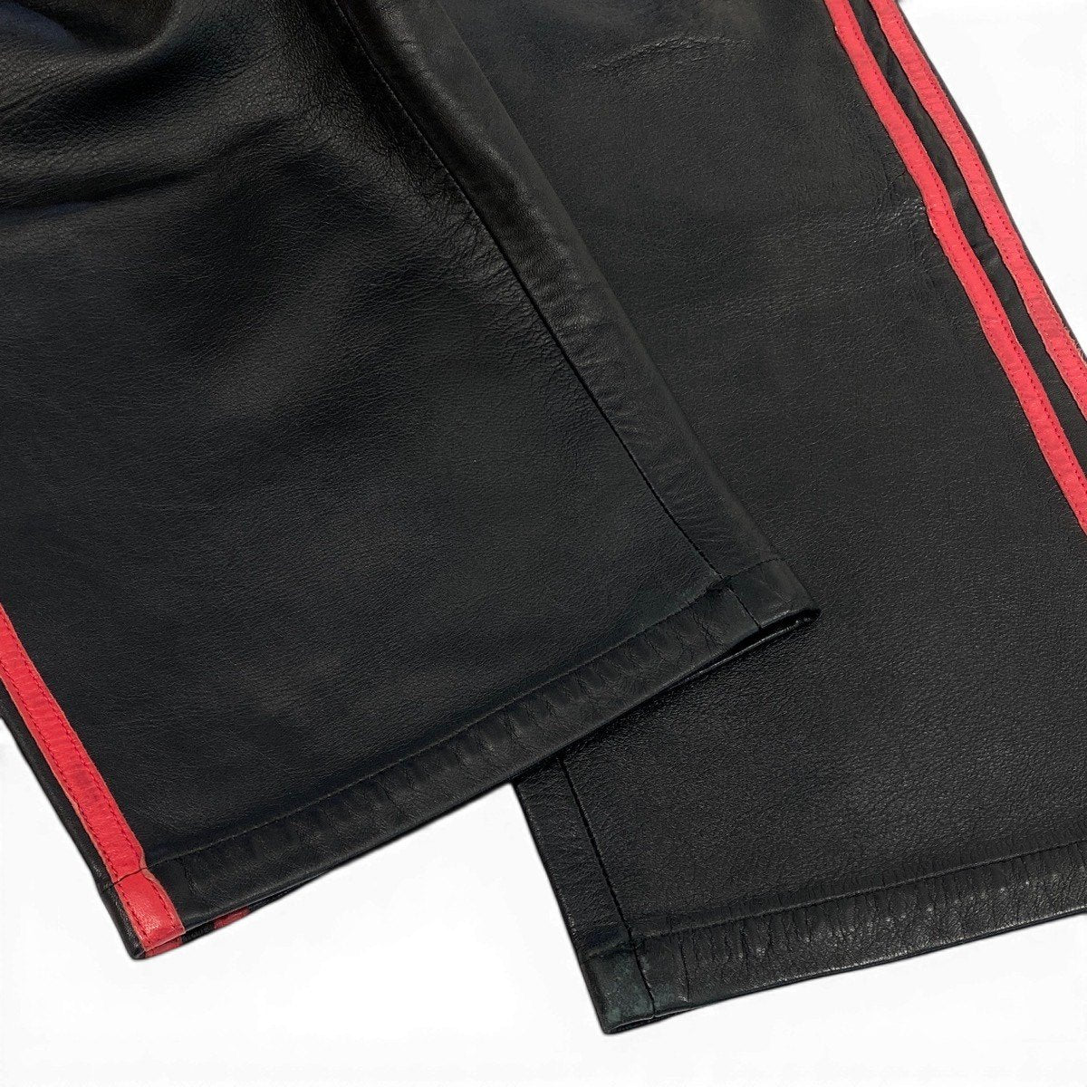 55f10 adidas アディダス 2002年 黒タグ レザー トラックパンツ トレフォイルロゴ 刺繍 サイズM ブラック レッド メンズ 紳士服u02t