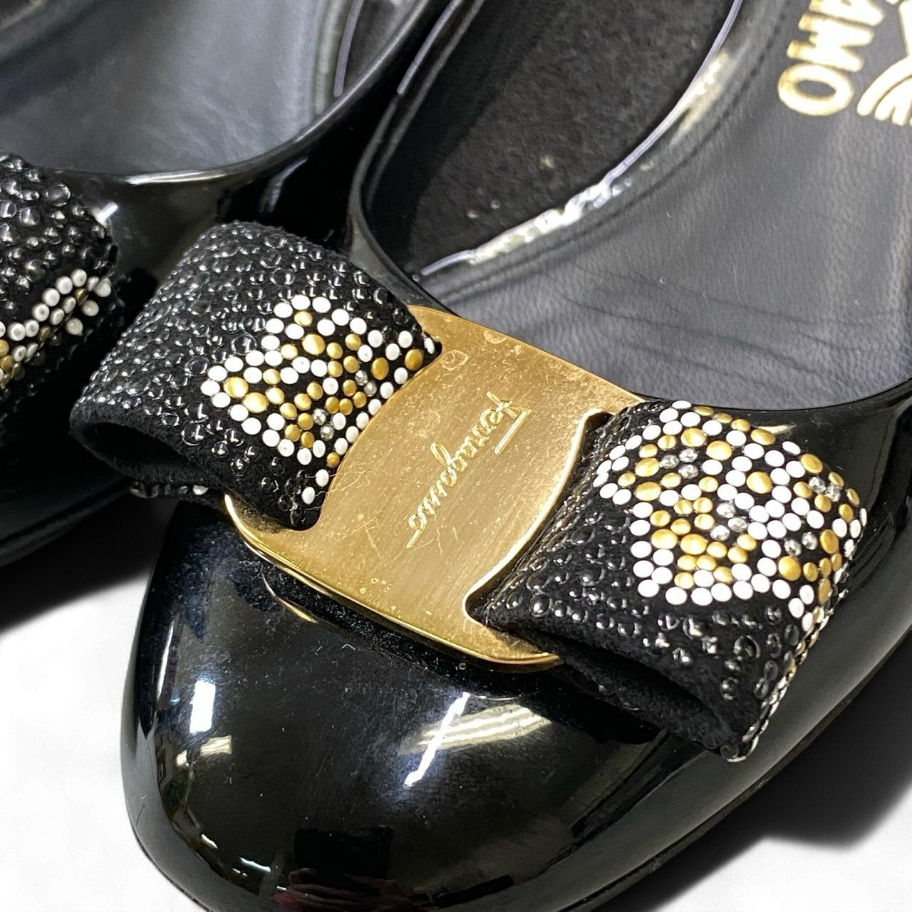 1k18 Salvatore Ferragamo サルヴァトーレフェラガモ ヒールパンプス ローヒール チャンキーヒール ヴァラリボン エナメルレザー ラインストーン装飾 5 1/2 ブラックo07t