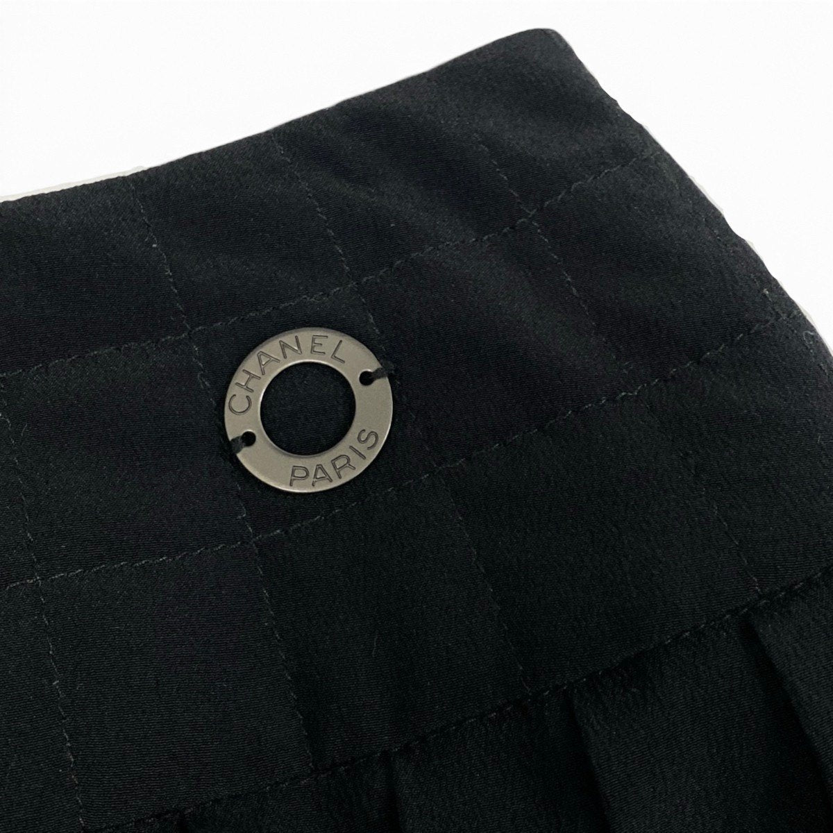 i19 C CHANEL シャネル 2000 ロゴ金具 フレアスカート ギャザー フランス製 P15525V06973 38 ブラック シルク レディースo07t