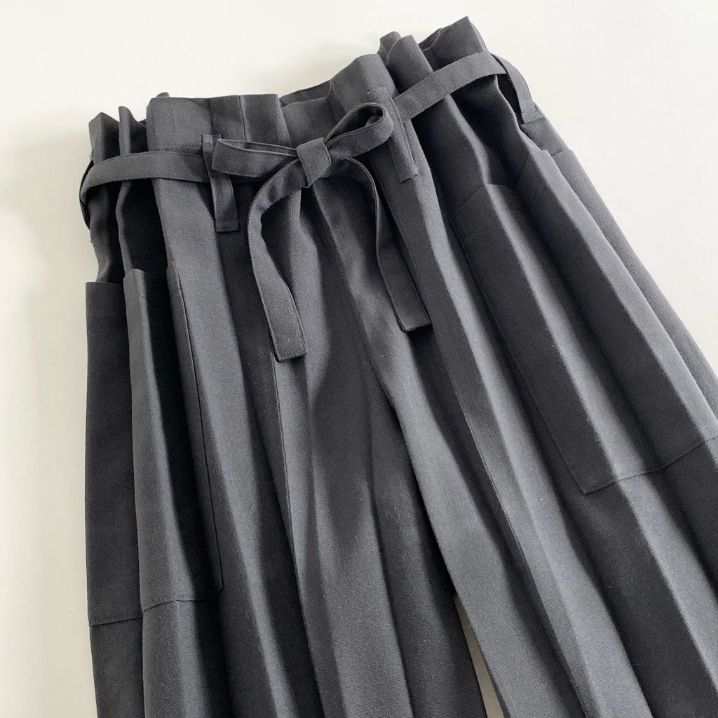 27c14 me ISSEY MIYAKE ミーバイ イッセイミヤケ クロップド プリーツパンツ グレー 紐ベルト PLEATS PANTS MI73FF522