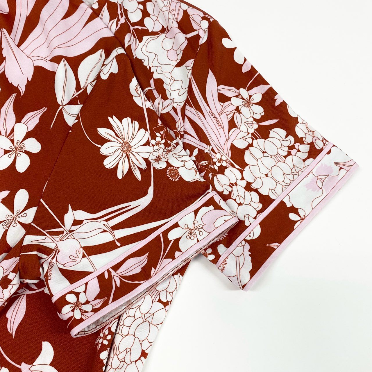 68d13 【極美品】 LEONARD PARIS レオナール ショートスリーブワンピース 膝丈ワンピース 美しい花柄プリント Vネック イタリア製 サイズ38 レッド系 ナイロン100％ レディース 女性用u02t