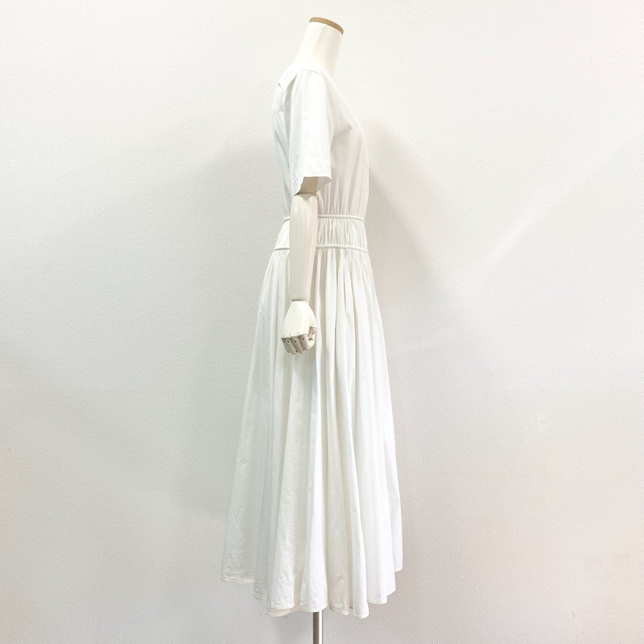 60j27《美品》ebure エブール コットンタイプライターウエストギャザーワンピース 半袖ワンピース フレア ロング丈 3310300303 36サイズ ホワイト レディースu02t