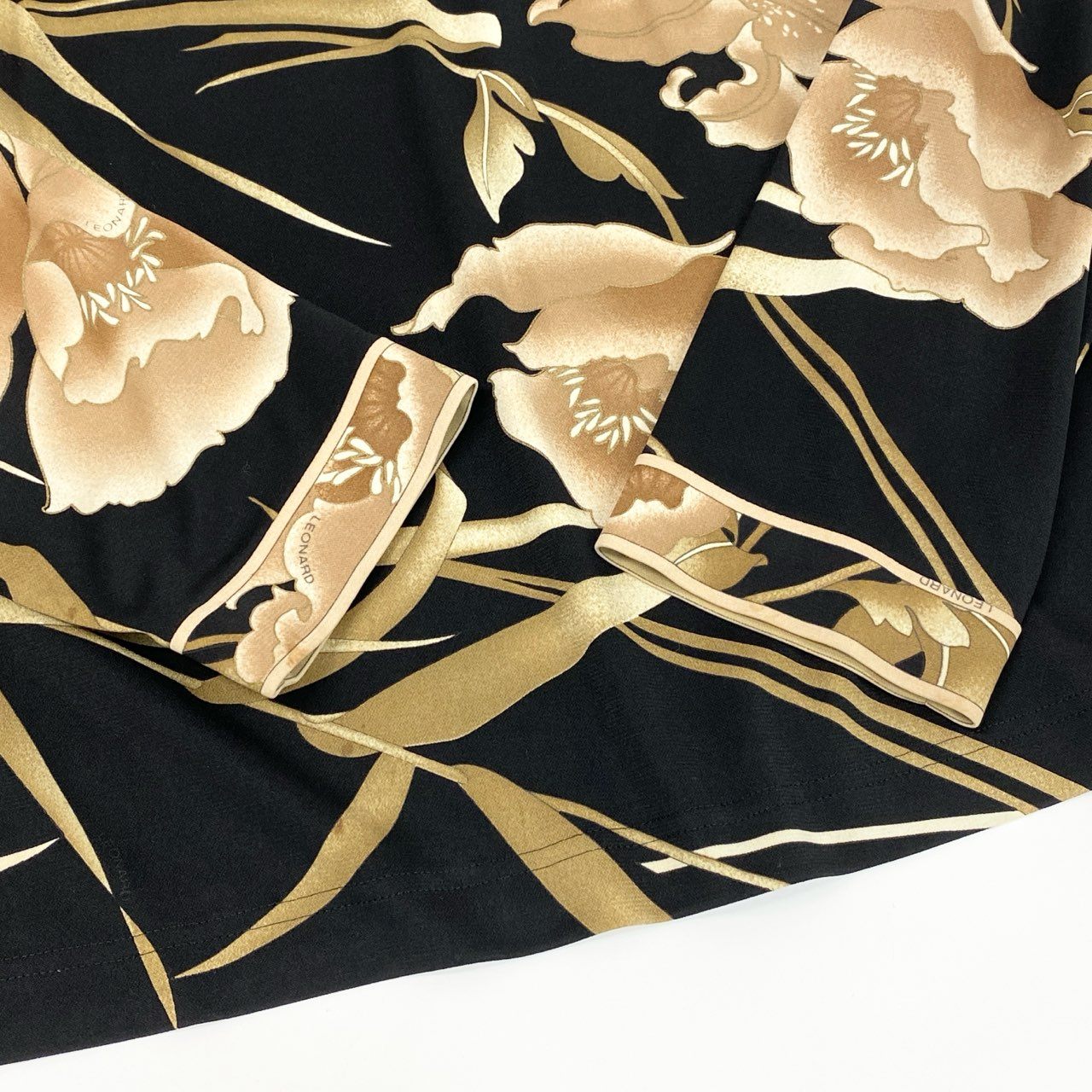 60d13 LEONARD FASHION レオナール セットアップスカート 美しい花柄プリント カンカン素材 長袖カットソー 膝丈スカート LL ブラック レディース 女性用o07t