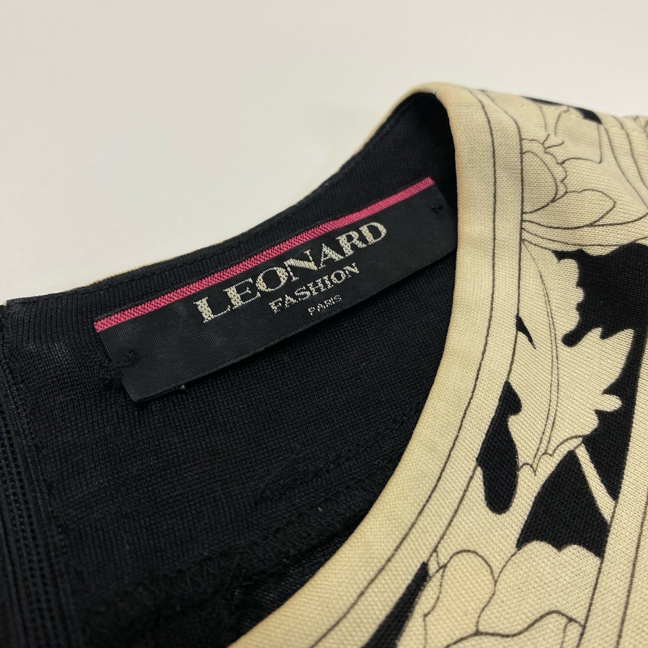 19k10 LEONARD レオナール 長袖カットソー クルーネック 花柄 0389991 Mサイズ ブラック アイボリー レディースu02t