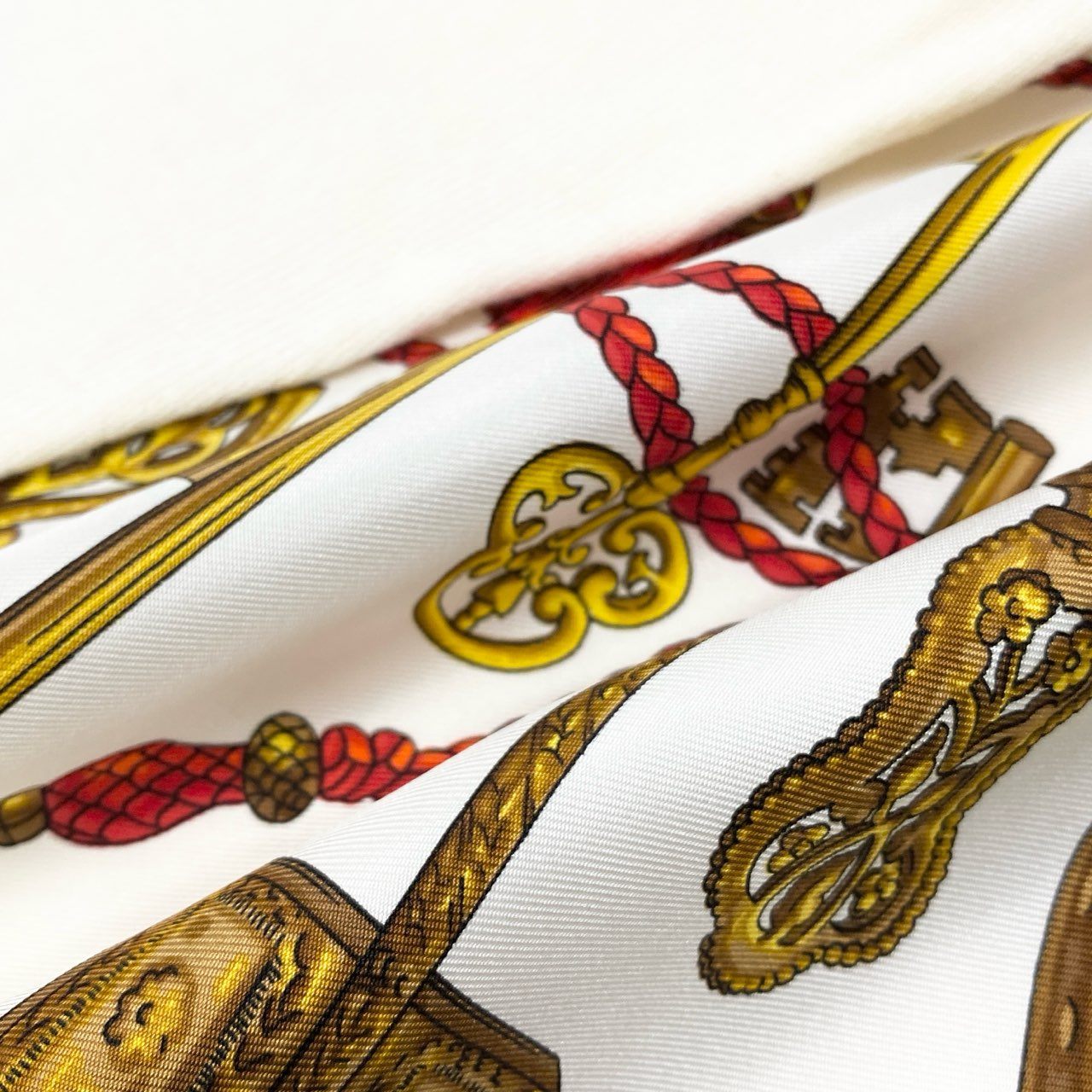 87a29 HERMES エルメス 長袖シャツ 長袖ニットセーター 異素材切替 スカーフ柄 シルク100％ イタリア製 Sサイズ ホワイト レディースo07t