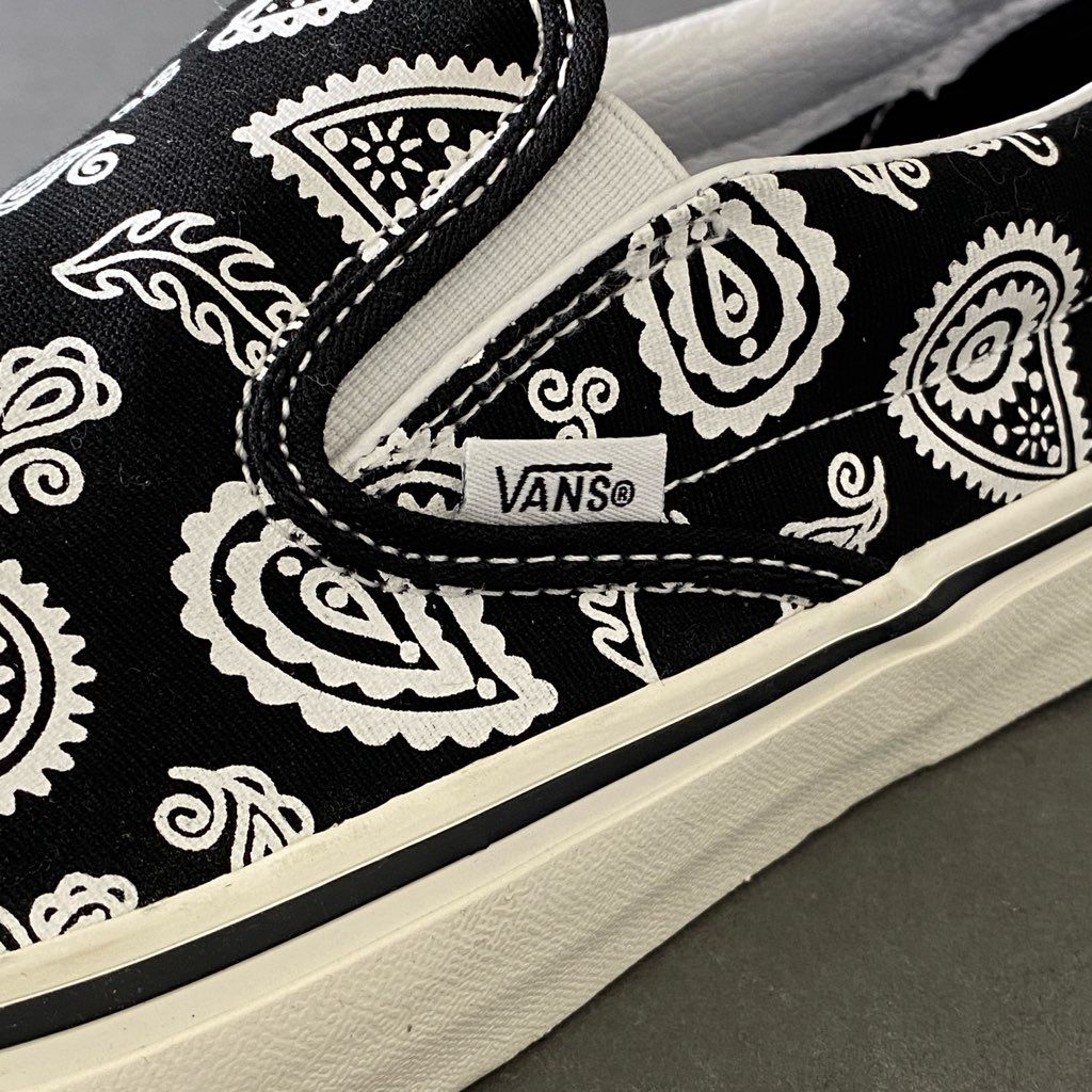 9h4 VANS ヴァンズ バンズ CLASSIC SLIP-ON クラシックスリッポン ローカットスニーカー ペイズリー柄 シューズ 28cm ブラック ホワイト