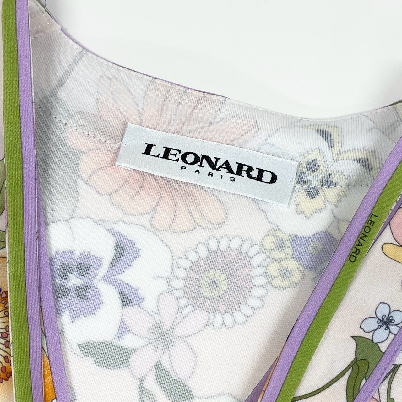 63d13 【美品】 LEONARD PARIS レオナール ドルマンスリーブ 膝丈ワンピース 美しい花柄プリント Vネック イタリア製 フリーサイズ パステルピンク ナイロン100％u02t